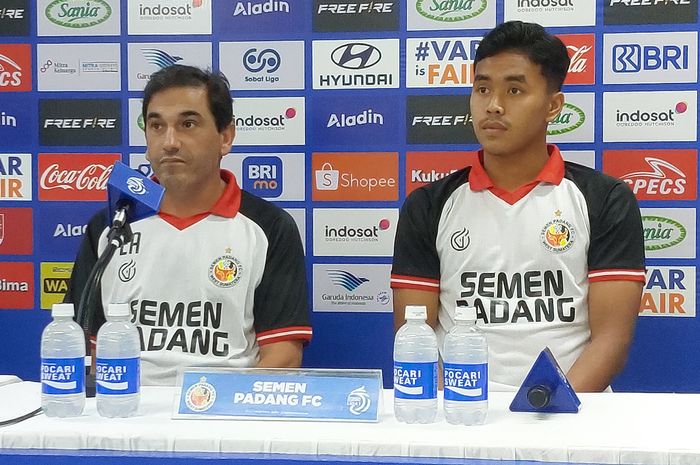 Pelatih Semen Padang, Eduardo Almeida, dan pemain Gala Pagamo, saat memberikan keterangan kepada media jelang laga melawan Persis Solo, Kamis (20/2/2025).
