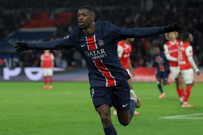 Ousmane Dembele saat merayakan golnya untuk PSG. Fan Barcelona berharap jumpa Paris di babak 16 besar Liga Champions demi balas dendam kepada Dembele, yang mereka anggap berkhianat.