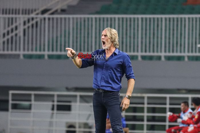 Pelatih Dewa United FC, Jan Olde Riekerink, dibuat kaget seusai mendengar durasi kontrak pemain Timnas Indonesia Rafael Struick bersama Dewa United yang lebih lama darinya.