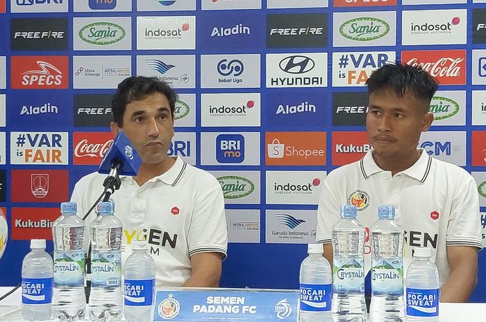 Pelatih Semen Padang, Eduardo Almeida dan pemain Ricky Ariansyah pada sesi jumpa pers pasca laga melawan Persis Solo, Jumat (21/2/2025).