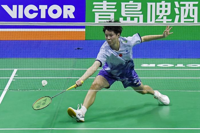 Pebulu tangkis tunggal putri China, Xu Wen Jing, saat menghadapi Tomoka Miyazaki (Jepang) pada semifinal Kejuaran Beregu Campuran Asia 2025 di Qingdao, China,, 15 Februari.