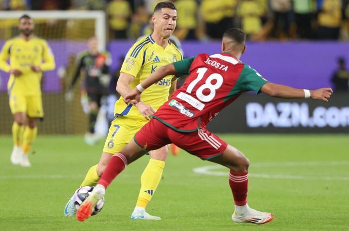 Aksi Cristiano Ronaldo pada laga lanjutan Liga Arab Saudi antara Al Nassr dan Al Ettifaq di Al-Awwal Park, Jumat (21/2/2025).