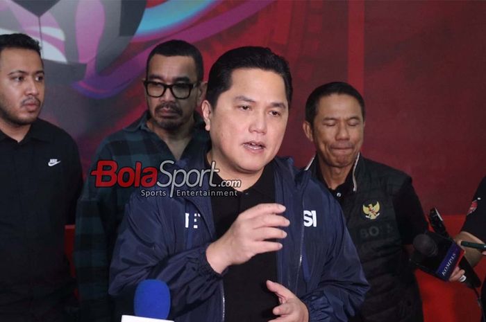Ketua Umum PSSI, Erick Thohir, sedang memberikan keterangan kepada awak media di GBK Arena, Senayan, Jakarta, Sabtu (22/2/2025).