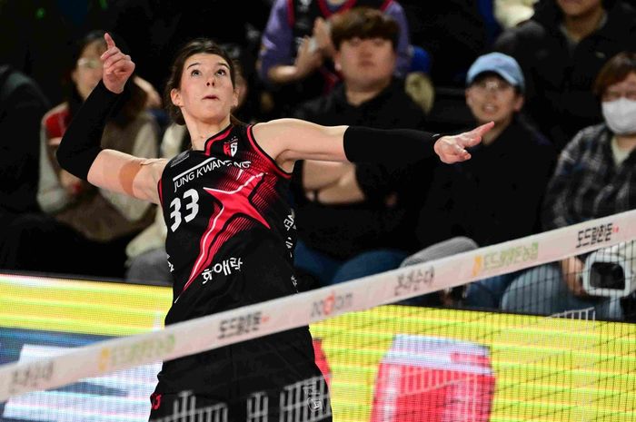 Spiker Daejeon JungkwanJang Red Sparks, Vanja Bukilic saat melepaskan spike pada pertandingan Liga Voli Korea