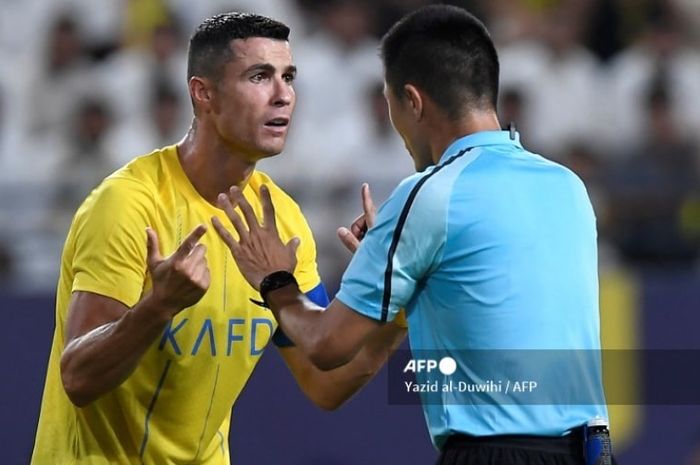 Bintang Al Nassr, Cristiano Ronaldo, ketika melakukan protes kepada wasit.