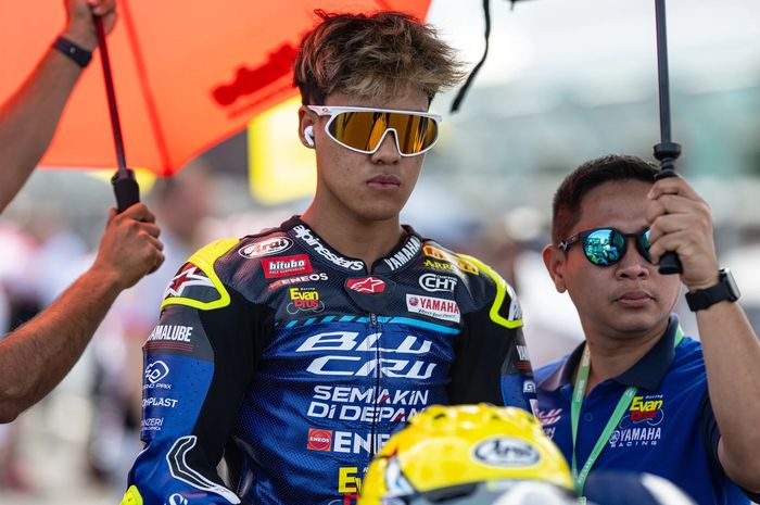 Pembalap Yamaha BLU CRU Evan Bros Team, Aldi Satya Mahendra, bersiap di barisan jelang balapan kesatu World Supersport seri Australia di Sirkuit Phillip Island, Australia, 22 Februari 2025.