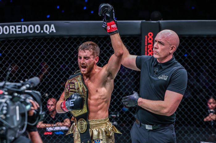 Jonathan Haggerty usai mengalahkan Wei Rui untuk mempertahankan sabuk juara kelas bantam kickboxing ONE Championship di ONE 171, Kamis (20/2/2025) di Qatar.
