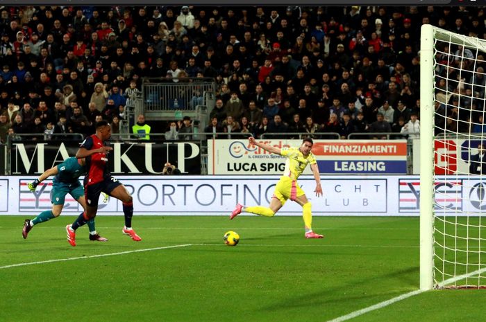 Penyerang Juventus, Dusan Vlahovic, mencetak gol ke gawang Cagliari pada giornata 26 Liga Italia 2024-2025 di Stadion Unipol Domus, Minggu (23/2/2025).