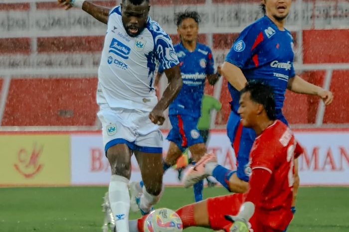 Suasana pertandingan antara Arema FC vs PSIS Semarang pada laga pekan ke-24 Liga 1 2024-2025 di Stadion Gelora Soepriadi, Blitar, Jawa Timur.