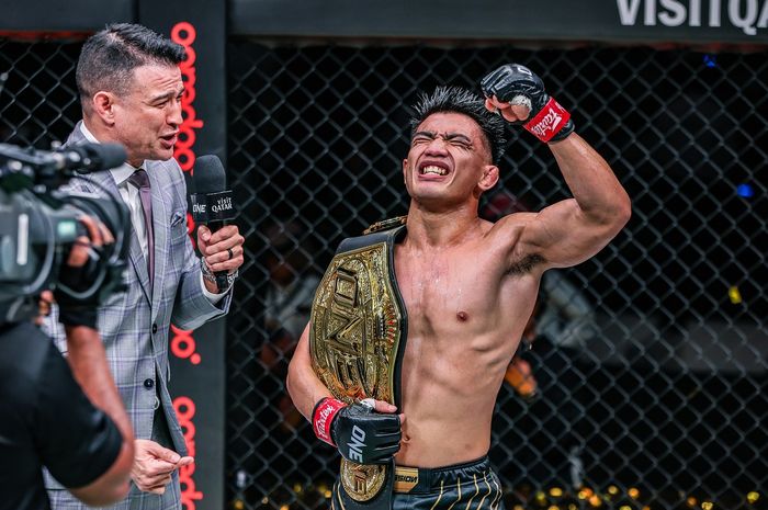 Joshua Pacio merayakan kemenangan atas Jarred Brooks dalam laga perebutan sabuk juara kelas jerami MMA Championship di ONE 171, Kamis (20/2/2025) di Qatar.