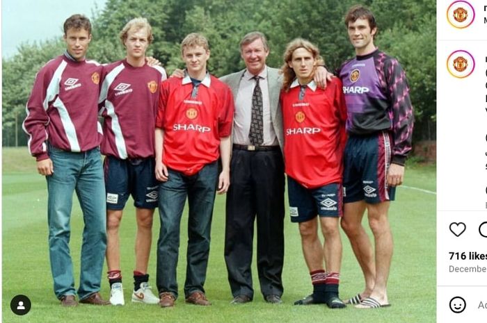 Para rekrutan Man United di musim panas 1996 berpose dengan Sir Alex Ferguson. Kiri ke kanan: Ronny Johnsen, Jordi Cruyff, Ole Gunnar Solskjaer, Sir Alex, Karel Poborsky, dan Raimond van der Gouw.