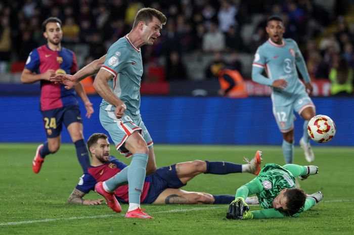 Penyerang Atletico Madrid, Alexander Sorloth, berhasil menyamakan skor menjadi 4-4 dalam duel kontra Barcelona pada leg pertama Copa del Rey 2024-2025.