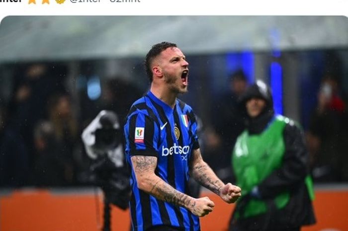 Marko Arnautovic melakukan selebrasi usai menjebol gawang Lazio pada perempat final Coppa Italia 2024-2025.