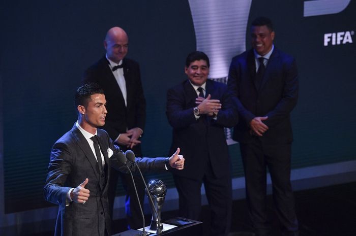 Cristiano Ronaldo berbicara sambil diperhatikan Ronaldo Luis Nazario (kanan) dan Diego Maradona. Ronaldo Nazario tidak sepakat dengan klaim Cristiano yang menyebut dirinya sendiri GOAT.