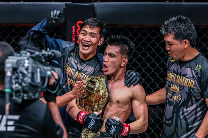 Joshua Pacio merayakan kemenangan atas Jarred Brooks dalam laga perebutan sabuk juara kelas jerami MMA Championship di ONE 171, Kamis (20/2/2025) di Qatar.