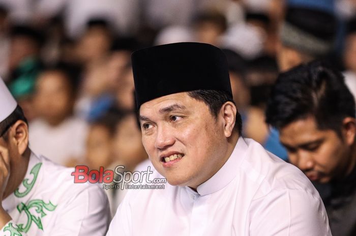 Ketua Umum PSSI, Erick Thohir, saat hadir dalam acara doa bersama untuk timnas Indonesia di Kawasan Luar Stadion Utama Gelora Bung Karno, Senayan, Jakarta, Jumat (23/2/2025).