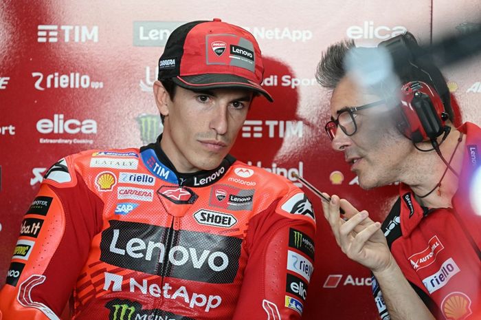 Pembalap Ducati Lenovo asal Spanyol, Marc Marquez (kiri), berkonsultasi dengan kepala krunya, Marco Rigamonti,  saat sesi latihan bebas 1 MotoGP Thailand di Sirkuit Internasional Buriram, Buriram, 28 Februari 2025. 