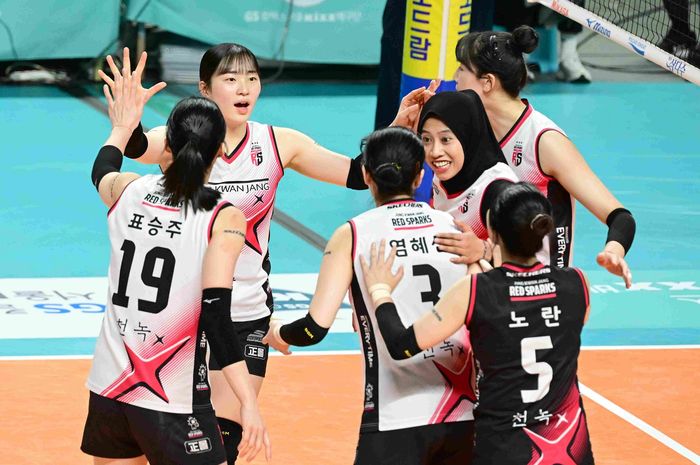 Megawati Hangestri Pertiwi bersama para pemain Daejeon JungKwanJang Red Sparks. Mimpi untuk menjadi juara Liga Voli Korea akan diuji dengan babak playoff yang bergulir hari ini.