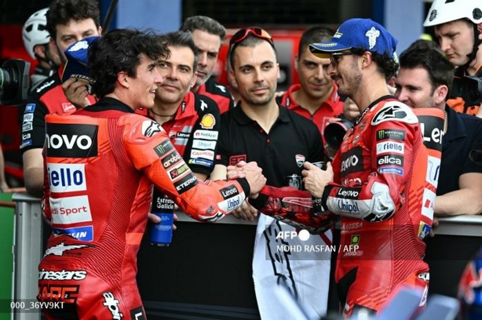 Dua pembalap Ducati Lenovo, Marc Marquez dan Francesco Bagnaia bersalaman di parc ferme setelah kualifikasi MotoGP Thailand 2025 di Sirkuit Buriram, Thailand, Sabtu (1/3/2025).
