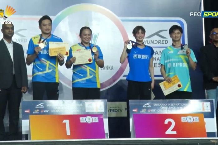 Bobby Setiabudi/Melati Daeva Oktavianti dari Indonesia dan Yuta Watanabe/Maya Taguchi dari Jepang berdiri di podium setelah laga final ganda campuran Sri Lanka International Challenge 2025 di Colombo, Sri Lanka, 2 Maret 2025.