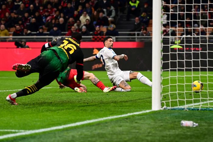 Kapten Lazio, Mattia Zaccagni, mencetak gol ke gawang AC Milan pada giornata 27 Liga Italia 2024-2025 di Stadion San Siro, Minggu (2/3/2025).