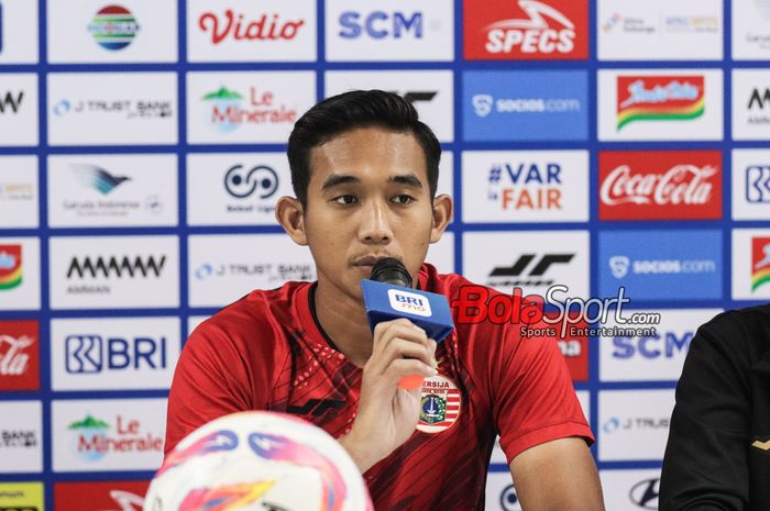 Bek Persija Jakarta, Rizky Ridho, sedang memberikan keterangan kepada awak media di Stadion Patriot Candrabhaga, Bekasi, Jawa Barat, Senin (3/3/2025).