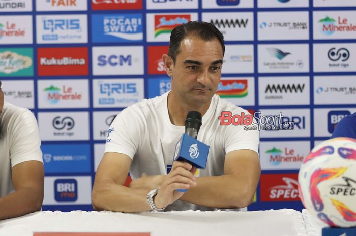 Pelatih PSIS Semarang, Gilbert Agius, sedang memberikan keterangan kepada awak media di Stadion Patriot Candrabhaga, Bekasi, Jawa Barat, Senin (3/3/2025).