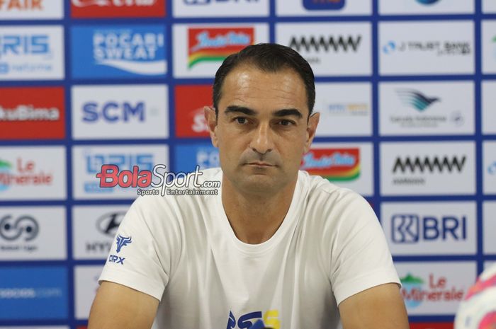 Pelatih PSIS Semarang, Gilbert Agius, sedang memberikan keterangan kepada awak media di Stadion Patriot Candrabhaga, Bekasi, Jawa Barat, Senin (3/3/2025).