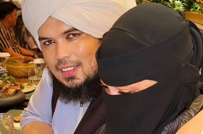 Ustaz Derry Sulaiman dan istrinya, Antika Jodha alias Datin Jodha.