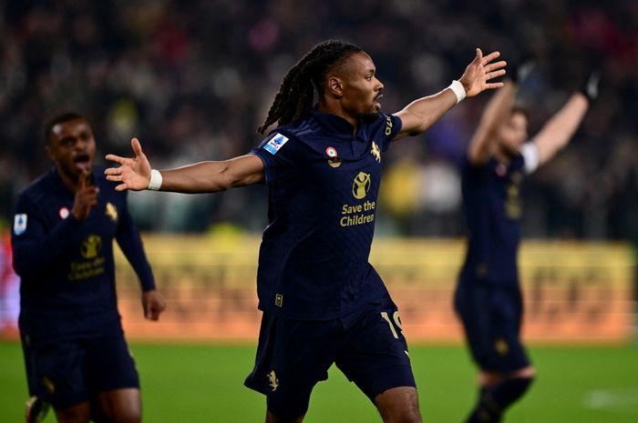 Pemain Juventus, Khephren Thuram, mencetak gol ke gawang Hellas Verona.