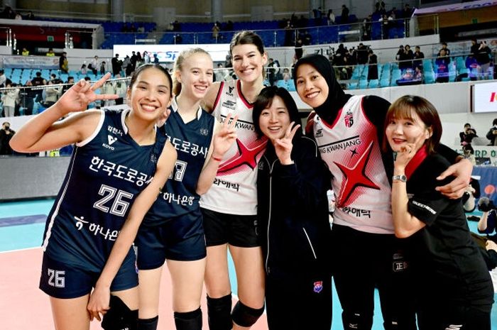 Pemain dari berbagai negara, dari kiri ke kanan, Thanacha Sooksod  (Thailand) Merelin Nikolova (Bulgaria), Vanja Bukilic (Serbia), dan Megawati Hangestri Pertiwi (Indonesia), berpose dengan interpreter di sela-sela Liga Voli Korea.