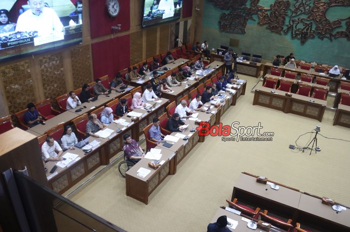 Suasana PSSI mengikuti sidang proses pemain naturalisasi timnas Indonesia di Ruang Sidang Komisi X DPR RI, Senayan, Jakarta, Rabu (5/3/2025).
