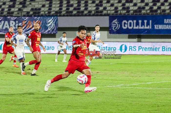Witan Sulaeman (tengah) sedang menguasai bola dalam laga pekan ke-25 Liga 1 2024 antara Persija Jakarta versus PSIS Semarang di Stadion Indomilk Arena, Tangerang, Banten, Rabu (5/3/2025) malam.