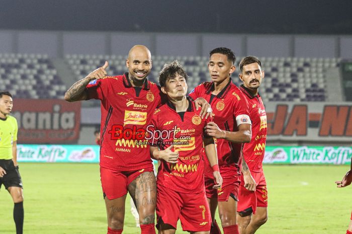 Ryo Matsumura (tengah) sedang melakukan selebrasi bersama Gustavo Almeida (kiri), Rizky Ridho (kanan), dan Pablo Andrade dalam laga pekan ke-25 Liga 1 2024 antara Persija Jakarta versus PSIS Semarang di Stadion Indomilk Arena, Tangerang, Banten, Rabu (5/3/2025) malam.
