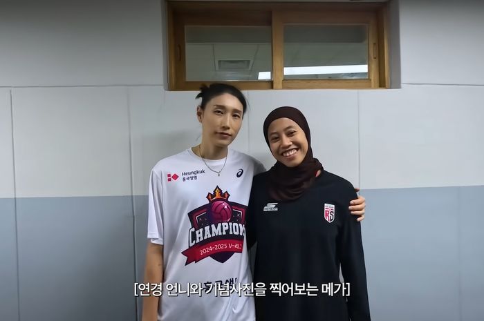 Kim Yeon-koung dan Megawati Hangestri Pertiwi berfoto bersama setelah pertandingan antara Daejeon JungKwanJang Red Sparks dan Incheon Heungkuk Life Pink Spiders pada putaran keenam Liga Voli Korea 2024-2025 di Daejeon, Korea Selatan, 1 Maret 2025.