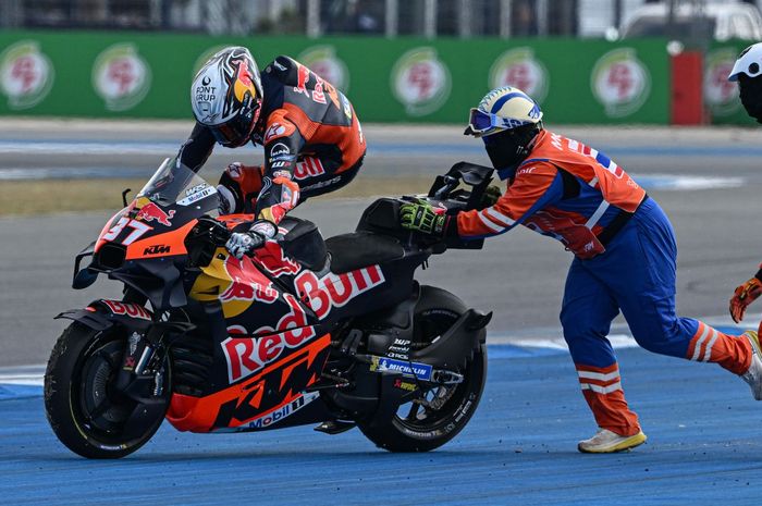 Pembalap Red Bull KTM, Pedro Acosta, berusaha kembali ke lintasan setelah terjatuh di Tikungan 1 pada balapan MotoGP Thailand di Sirkuit Buriram, Buriram, Thailand, 2 Maret 2025.