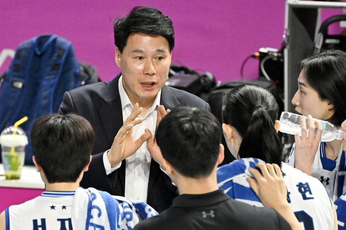 Pelatih Suwon Hyundai E&amp;C Hillstate, Kang Sung-hyung saat memberi instruksi dalam laga melawan Incheon Heungkuk Life Insurance Pink Spiders.