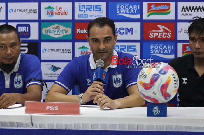 Pelatih PSIS Semarang, Gilbert Agius, sedang memberikan keterangan kepada awak media di Stadion Indomilk Arena, Tangerang, Banten, Rabu (5/3/2025).