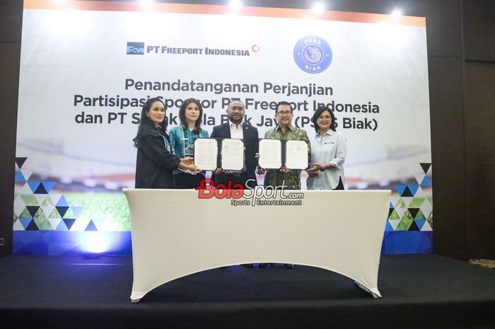  Penandatanganan Perjanjian Partisipasi Sponsor PT Freeport Indonesia dan PT Sepak Bola Biak Jaya (PSBS Biak) di Hotel Fairmont, Senayan, Jakarta, Kamis (6/3/2025) siang.