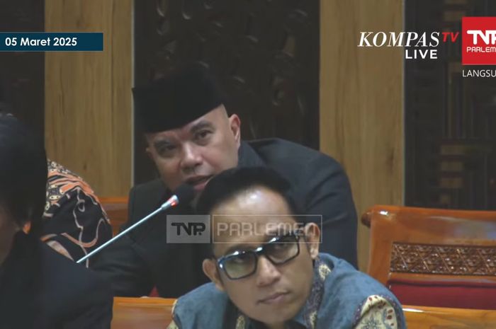 Anggota Komisi X DPR RI, Ahmad Dhani, saat memberikan pendapat terkait naturlisasi di Gedung DPR RI, Senayan, Jakarta, Rabu (5/3/2025).