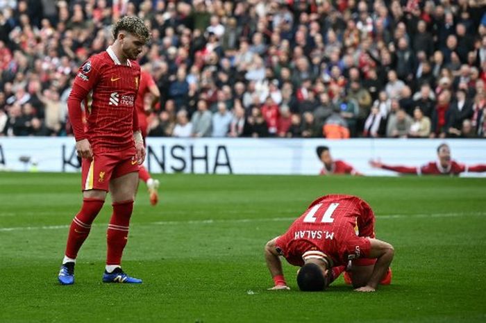 Mohamed Salah (kanan) bersujud merayakan gol untuk Liverpool ke gawang Southampton pada duel Liga Inggris di Anfield (8/3/2025).