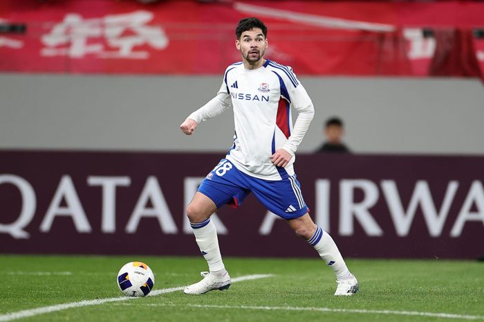 Bek Timnas Indonesia, Sandy Walsh saat membela Yokohama F. Marinos dalam duel babak 16 besar AFC Champions League Elite di markas Shanghai Port FC