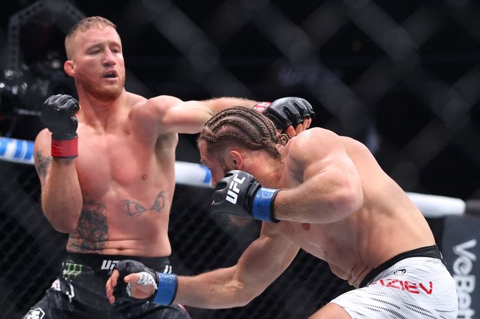 Aksi Justin Gaethje saat melawan Rafael Fiziev pada UFC 313, Minggu (9/3/2025)