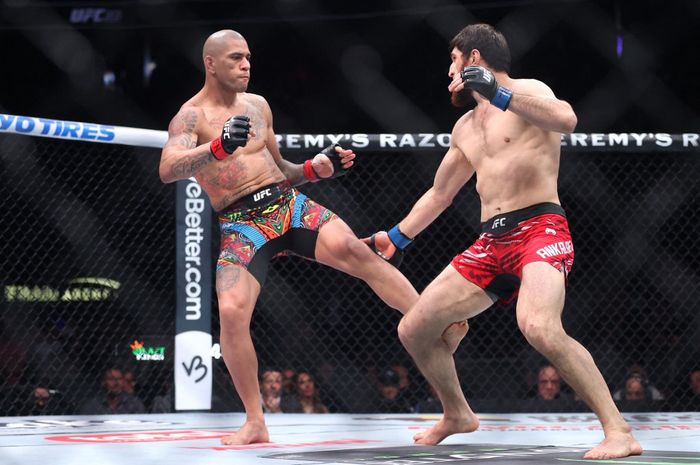 Magomed Ankalaev (kiri) merasa Alex Pereira bertarung dengan banyak menghindari dirinya di UFC 313, Minggu (9/3/2025) WIB di Las Vegas.