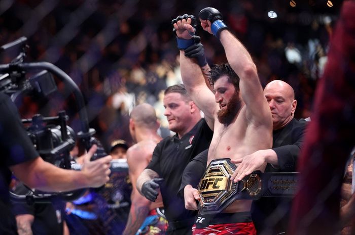Magomed Ankalaev mendapat penghargaan pahlawan nasional Dagestan usai menaklukkan Alex Pereira pada UFC 313 di Las Vegas, Amerika Serikat, Minggu (9/3/2025) 