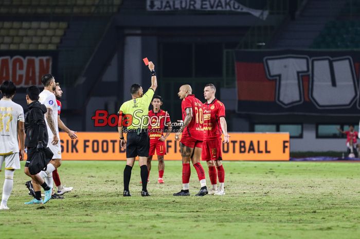 Maciej Gajos (kanan) mendapatkan kartu merah dari wasit dalam laga pekan ke-26 Liga 1 2024 antara Persija Jakarta versus Arema FC di Stadion Patriot Candrabhaga, Bekasi, Jawa Barat, Minggu (9/3/2025) malam.