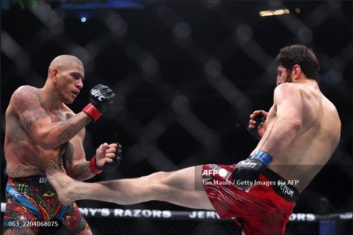 Alex Pereira (kiri) disebut tampil terlalu malas dalam pertarungan melawan Magomed Ankalaev di UFC 313, Minggu (9/3/2025) WIB di Las Vegas.
