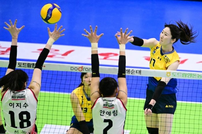 Pemain Suwon Hyundai E&amp;C Hillstate melepas pukulan ke arah Daejeon JungKwanJang Red Sparks pada Liga Voli Korea di Suwon Gymnasium, Minggu (9/3/2025).