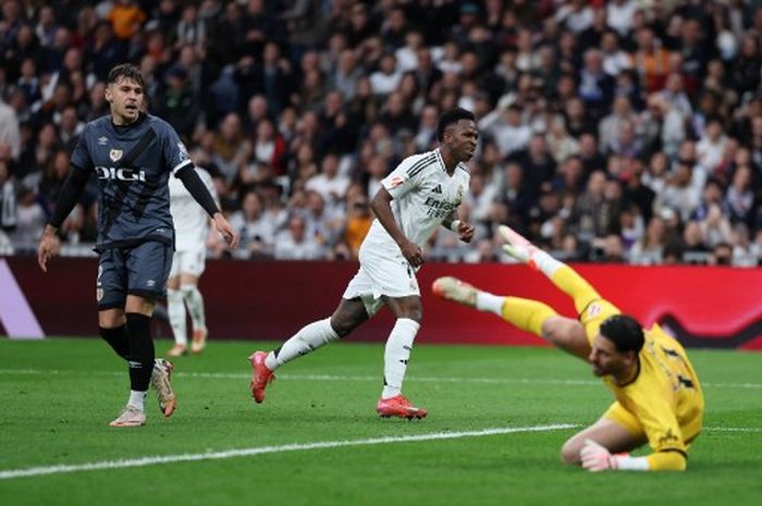 Momen Vinicius Junior mencetak gol ke gawang Rayo Vallecano pada pertandingan Liga Spanyol di Santiago Bernabeu (9/3/2025).