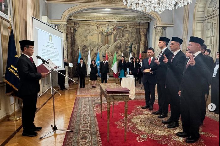 Tiga pemain keturunan Indonesia yakni Emil Audero, Dean James, dan Joey Pelupessy akhirnya resmi menjadi Warga Negara Indonesia (WNI) seusai jalani sumpah, di Kedubes RI Italia, Roma, Senin (10/3/2025)